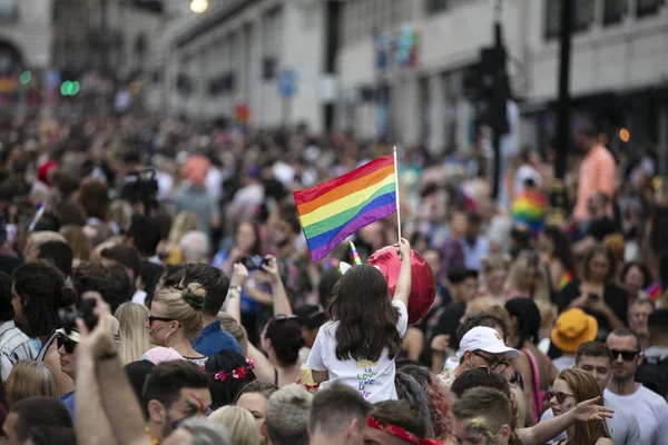LONDRES, Reino Unido - 6 de julio de 2019: Grandes multitudes de personas asisten a la marcha anual del orgullo gay LGBTQ en Londres — Foto de Stock