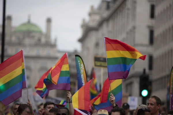 Londyn, Wielka Brytania-6 lipca 2019: ludzie fala LGBTQ gej duma flagi na marszu solidarności — Zdjęcie stockowe