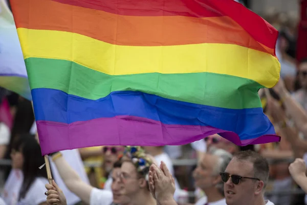 LONDRES, Reino Unido - 6 de julho de 2019: pessoas acenam com bandeiras de orgulho gay LGBTQ em uma marcha de solidariedade — Fotografia de Stock