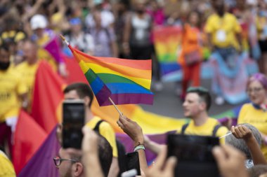 Londra, Ingiltere-6 Temmuz 2019: bir dayanışma yürüyüşü Insanlar dalga LGBTQ gay gurur bayrakları