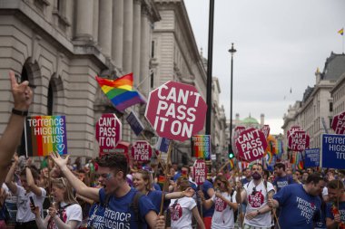 Londra, Birleşik Krallık-6 Temmuz 2019: insanların kalabalıkları yıllık LGBTQ Gay Pride Mart n Londra 'da yer almak