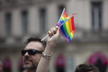 Londra, Ingiltere-6 Temmuz 2019: bir dayanışma yürüyüşü Insanlar dalga LGBTQ gay gurur bayrakları