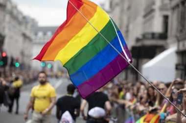 Londra, Ingiltere-6 Temmuz 2019: bir dayanışma yürüyüşü Insanlar dalga LGBTQ gay gurur bayrakları