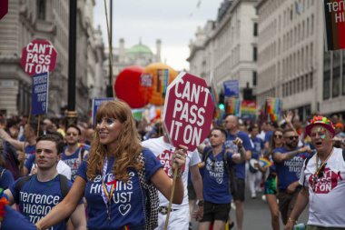 Londra, Birleşik Krallık-6 Temmuz 2019: insanların kalabalıkları yıllık LGBTQ Gay Pride Mart n Londra 'da yer almak