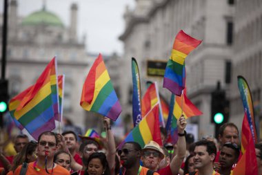 Londra, Birleşik Krallık-6 Temmuz 2019: insanlar büyük kalabalığın yıllık LGBTQ Gay Pride Mart n Londra katılacak