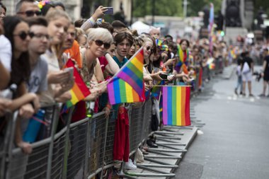 Londra, İngiltere - 6 Temmuz 2019: Her yıl düzenlenen gurur dalgası lgbtq gay gurur bayraklarını izleyen izleyiciler