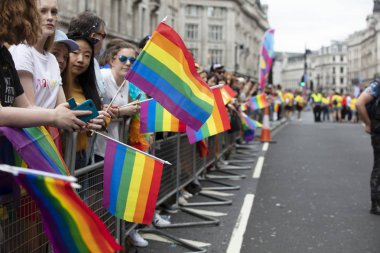 Londra, İngiltere - 6 Temmuz 2019: Her yıl düzenlenen gurur dalgası lgbtq gay gurur bayraklarını izleyen izleyiciler