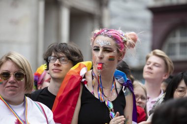 Londra, İngiltere - 6 Temmuz 2019: Gökkuşağı bayraklı izleyiciler yıllık gurur geçit törenini izliyor