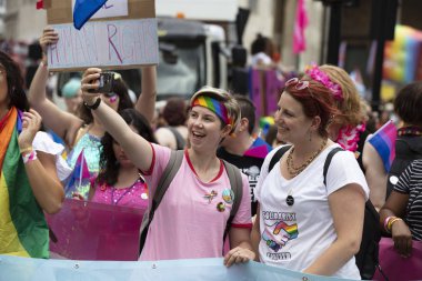 Londra, Birleşik Krallık-6 Temmuz 2019: insanların kalabalıkları yıllık LGBTQ Gay Pride Mart n Londra 'da yer almak