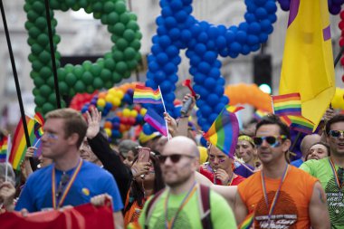 Londra, Birleşik Krallık-6 Temmuz 2019: insanların kalabalıkları yıllık LGBTQ Gay Pride Mart n Londra 'da yer almak