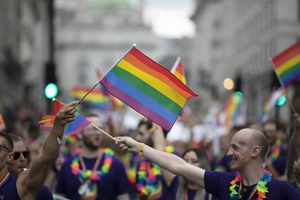 LONDRA, Regno Unito - 6 luglio 2019: Le persone sventolano le bandiere dell'orgoglio gay LGBTQ in una marcia di solidarietà — Foto Stock