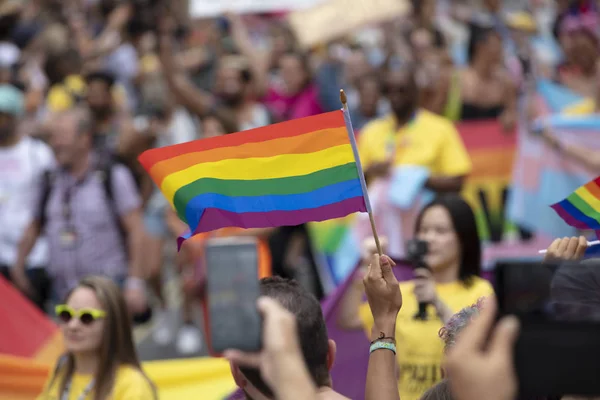 Londyn, Wielka Brytania-6 lipca 2019: ludzie fala LGBTQ gej duma flagi na marszu solidarności — Zdjęcie stockowe