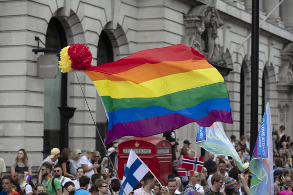Londyn, Wielka Brytania-6 lipca 2019: ludzie fala LGBTQ gej duma flagi na marszu solidarności — Zdjęcie stockowe