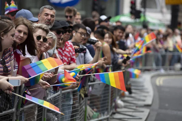 LONDRA, Regno Unito - 6 luglio 2019: Spettatori che guardano l'annuale ondata di orgoglio LGBTQ gay pride flags — Foto Stock