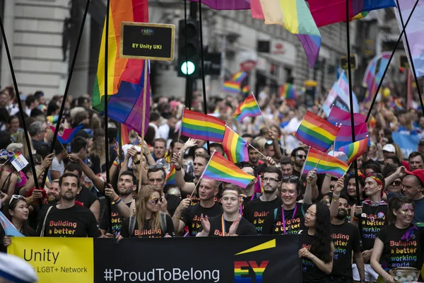 ロンドン、英国 - 2019年7月6日:毎年恒例のLgbtqゲイプライド行進に出席する大勢の人々 — ストック写真