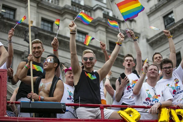 LONDRA, Regno Unito - 6 luglio 2019: Le persone sventolano le bandiere dell'orgoglio gay LGBTQ in una marcia di solidarietà — Foto Stock