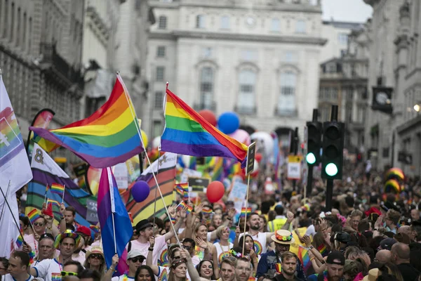 Londen, VK-6 juli 2019: grote menigten van mensen wonen de jaarlijkse LGBTQ Gay Pride March n Londen — Stockfoto