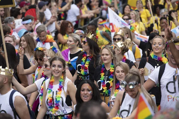 LONDRES, Royaume-Uni - 6 juillet 2019 : De nombreuses personnes assistent à la marche annuelle de la fierté gay LGBTQ à Londres — Photo