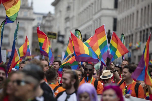 LONDRES, Reino Unido - 6 de julio de 2019: Grandes multitudes de personas asisten a la marcha anual del orgullo gay LGBTQ en Londres — Foto de Stock