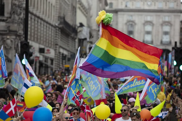 LONDRES, Royaume-Uni - 6 juillet 2019 : De nombreuses personnes assistent à la marche annuelle de la fierté gay LGBTQ à Londres — Photo