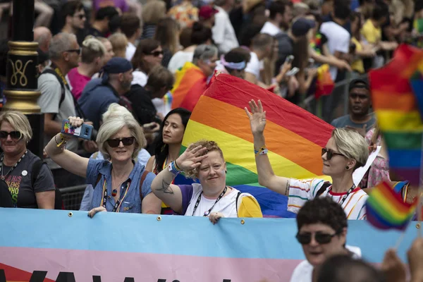 LONDRES, Reino Unido - 6 de julio de 2019: Grandes multitudes de personas asisten a la marcha anual del orgullo gay LGBTQ en Londres — Foto de Stock