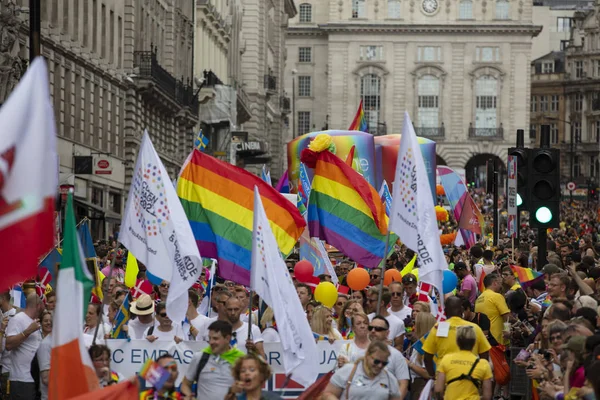 ロンドン、英国 - 2019年7月6日:毎年恒例のLgbtqゲイプライド行進に出席する大勢の人々 — ストック写真