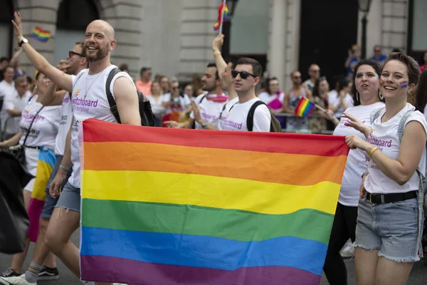 LONDRES, Reino Unido - 6 de julio de 2019: Multitud de personas participan en la marcha anual del orgullo gay LGBTQ en Londres —  Fotos de Stock