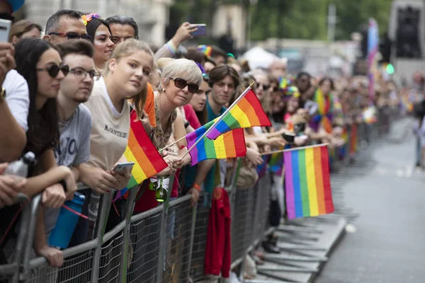 ロンドン、英国 - 2019年7月6日:毎年恒例のプライドパレード波Lgbtqゲイプライドフラグを見ている観客 — ストック写真