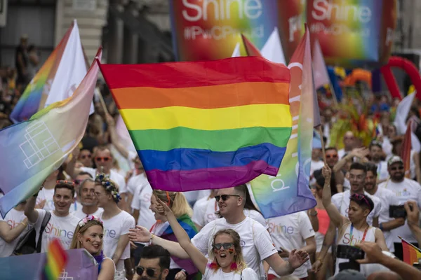 London, Storbritannien-6 juli 2019: stora skaror av människor deltar i den årliga HBTQ Gay Pride mars n London — Stockfoto