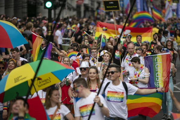 LONDRES, Reino Unido - 6 de julio de 2019: Grandes multitudes de personas asisten a la marcha anual del orgullo gay LGBTQ en Londres — Foto de Stock