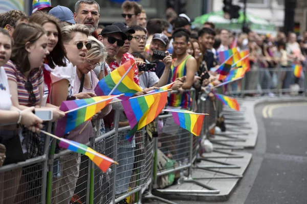 Londýn, Velká Británie-6. července 2019: diváci, kteří sledují každoroční Hrtaní vlnu LGBTQ homosexuální vlaječky — Stock fotografie