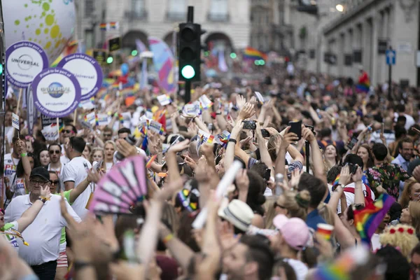 ロンドン、英国 - 2019年7月6日:毎年恒例のLgbtqゲイプライド行進に出席する大勢の人々 — ストック写真