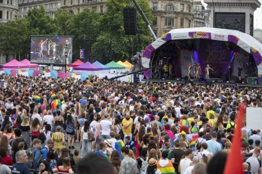 Londra, Birleşik Krallık-6 Temmuz 2019: insanlar büyük kalabalığın yıllık LGBTQ Gay Pride Mart n Londra katılacak