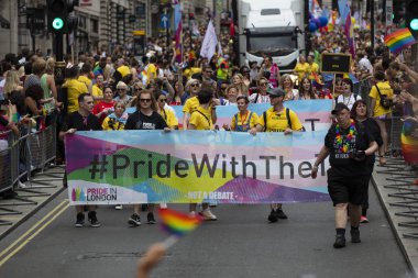 Londra, Birleşik Krallık-6 Temmuz 2019: insanların kalabalıkları yıllık LGBTQ Gay Pride Mart n Londra 'da yer almak