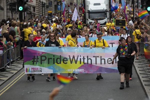 LONDRA, Regno Unito - 6 luglio 2019: folle di persone partecipano alla marcia annuale dell'orgoglio gay LGBTQ a Londra — Foto Stock