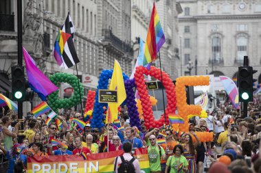 Londra, Birleşik Krallık-6 Temmuz 2019: insanlar büyük kalabalığın yıllık LGBTQ Gay Pride Mart n Londra katılacak