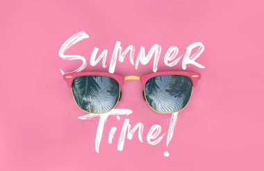 Tropikal palmiye ağacı yansımaları ile yaz saati güneş gözlüğü. 3d Rendering