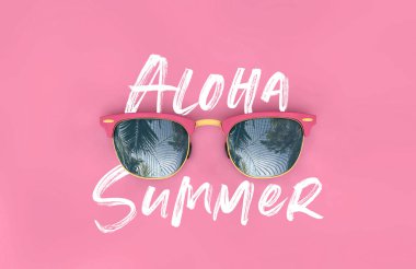 Tropikal palmiye ağacı yansımaları ile Aloha Yaz güneş gözlüğü. 3d Rendering