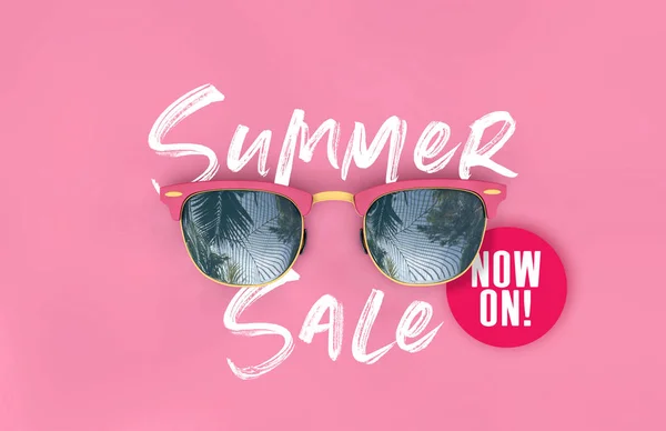 Gafas de sol de venta de verano con reflejos de palmera tropical. Renderizado 3D —  Fotos de Stock