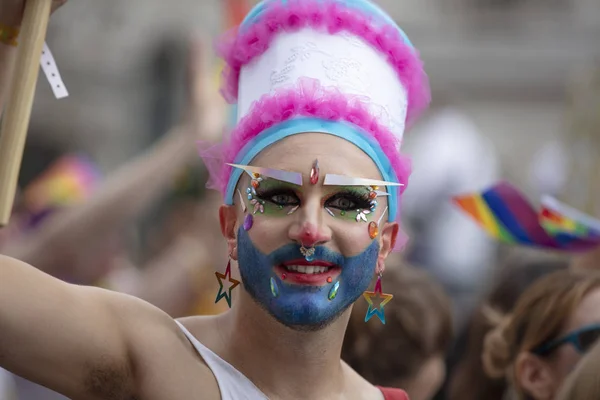 ロンドン、英国 - 2019年7月6日:人々はロンドン中心部で毎年恒例のゲイプライド行進に参加します — ストック写真