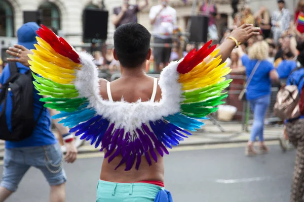 London, Großbritannien - 6. Juli 2019: eine Person mit schwulen Stolz farbigen Engelsflügeln — Stockfoto