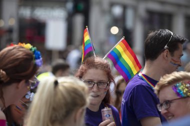 Londra, İngiltere - 6 Temmuz 2019: Eşcinsel gururu gökkuşağı bayrakları giyen bir kişi gurur lu bir kız