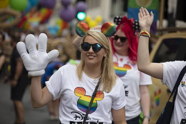 LONDRES, Royaume-Uni - 6 juillet 2019 : Les gens participent à la marche annuelle de la fierté gay dans le centre de Londres — Photo