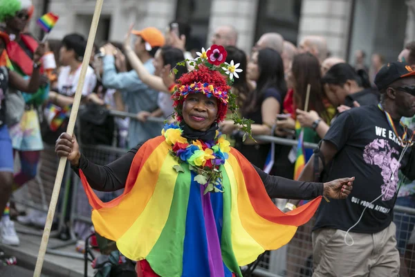 Londra, İngiltere - 6 Temmuz 2019: İnsanlar Londra'nın merkezinde ki yıllık eşcinsel gurur yürüyüşüne katılıyor