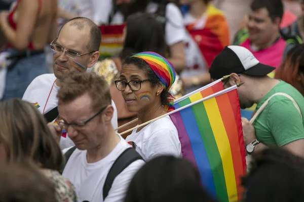 LONDRES, Reino Unido - 6 de julio de 2019: La gente participa en la marcha anual del orgullo gay en el centro de Londres — Foto de Stock