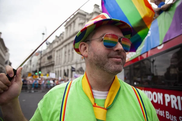London, Großbritannien - 6. Juli 2019: Ein Mann mit schwuler Regenbogenfahne auf einem Pride-Festival — Stockfoto