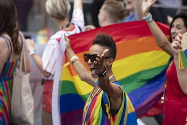 LONDRES, Reino Unido - 6 de julio de 2019: La gente participa en la marcha anual del orgullo gay en el centro de Londres —  Fotos de Stock