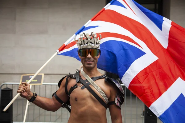 London, Storbritannien-6 juli 2019: en man klädd i en krona med en union jack på en Gay Pride-händelse — Stockfoto