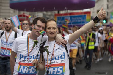 Londra, İngiltere - 6 Temmuz 2019: İnsanlar Londra'nın merkezinde ki yıllık eşcinsel gurur yürüyüşüne katılıyor