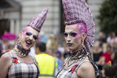 Londra, İngiltere - 6 Temmuz 2019: İnsanlar Londra'nın merkezinde ki yıllık eşcinsel gurur yürüyüşüne katılıyor